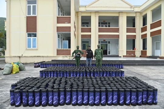 Triệt phá vụ vận chuyển trái phép hơn 1.300 bình khí cười