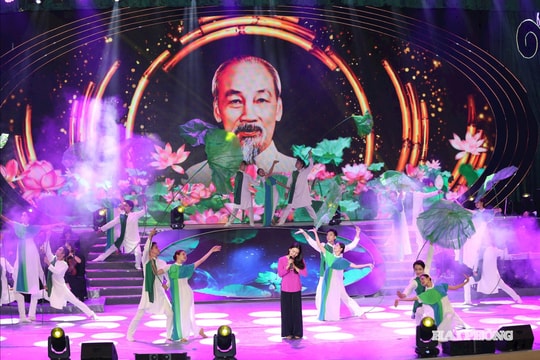 Hai Phong holds special art program and fireworks to celebrate the 14th Party Congress