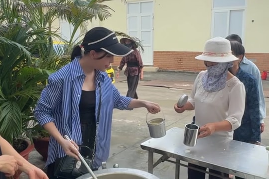 Cô gái trẻ đam mê thiện nguyện