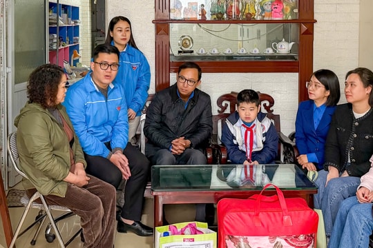 Tuổi trẻ Báo và phát thanh, truyền hình Hải Phòng tặng quà Tết trẻ em hoàn cảnh khó khăn