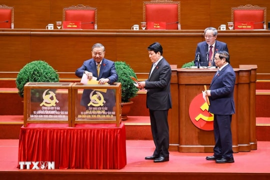 14th Party Central Committee holds its first meeting