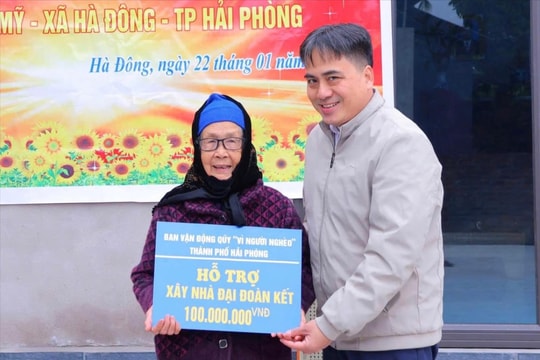 Xã Hà Đông khánh thành nhà 'đại đoàn kết' tặng hai hộ khó khăn