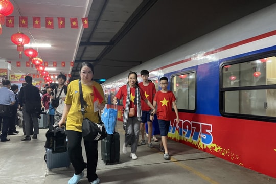 Tổ chức bán vé tàu xe tại trường cho học sinh, sinh viên về quê đón tết