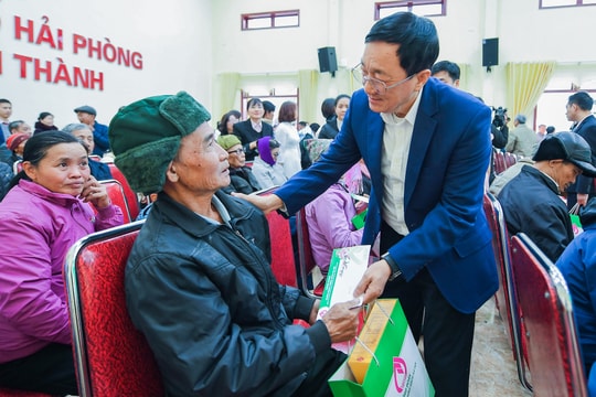 Tổng giám đốc Ngân hàng Chính sách xã hội trao quà Tết tại xã Kim Thành