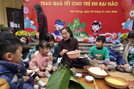 Trao 72 suất quà Tết tặng các bé bị bại não tại Hải Phòng