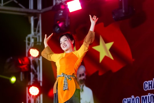 Rực rỡ 'Dưới lá cờ vẻ vang của Đảng' ở Hà Bắc