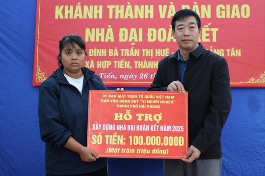 Xã Hợp Tiến bàn giao nhà “Đại đoàn kết”, giúp hộ nghèo an cư đón Tết