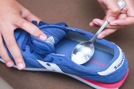 Cách đơn giản khử mùi hôi giày
