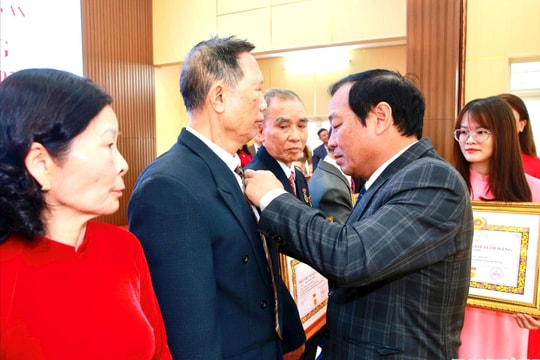 Đồng chí Lê Văn Hiệu trao Huy hiệu Đảng tặng đảng viên phường Hồng An