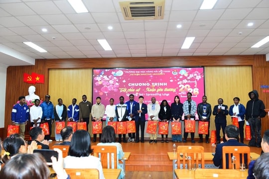 Trường Đại học Hàng hải Việt Nam tặng quà Tết sinh viên quốc tế