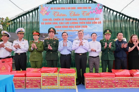 Đoàn công tác Vùng 3 Hải quân tặng quà quân và dân đặc khu Cồn Cỏ