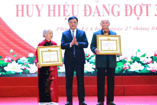 341 đảng viên các phường Gia Viên, Lê Chân nhận Huy hiệu Đảng dịp 3/2