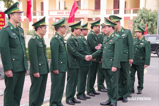Tư lệnh Bộ đội Biên phòng Vũ Trung Kiên kiểm tra, tặng quà Bộ đội Biên phòng Hải Phòng