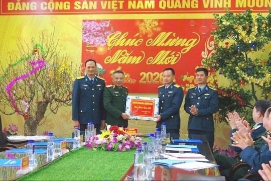 Thượng tướng Lê Quang Minh thăm, kiểm tra và chúc Tết cán bộ, chiến sĩ Trung đoàn 213