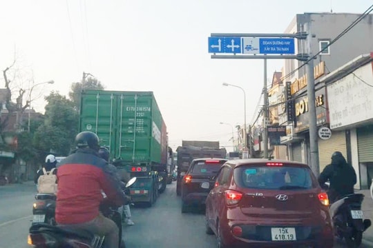 Ùn tắc giao thông trên quốc lộ 10 đoạn Cầu Kiền - Quán Toan