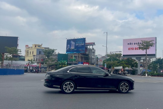 Tháo dỡ, di chuyển biển quảng cáo để thi công cầu Nguyễn Trãi