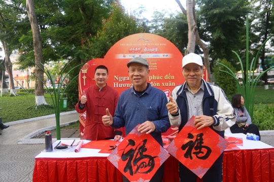 Sắc xuân Việt - Trung trong lòng phố Cảng