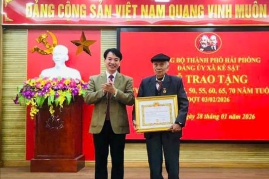 Trao Huy hiệu Đảng tặng đảng viên xã Kẻ Sặt