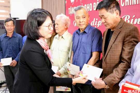Đại biểu Quốc hội Nguyễn Thị Mai Thoa tặng quà Tết người có công tại các xã Vĩnh Lại, Đại Sơn