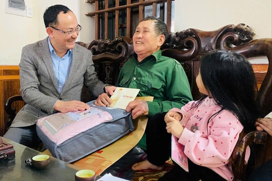 Đại biểu Quốc hội Nguyễn Ngọc Sơn tặng 100 suất quà Tết tại Hải Phòng