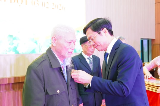 Đồng chí Phạm Văn Lập trao Huy hiệu Đảng cho đảng viên phường Thạch Khôi
