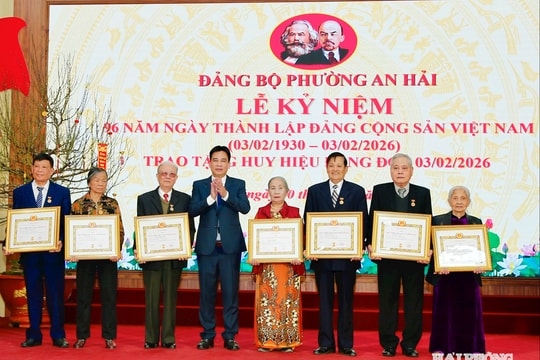 60 đảng viên phường An Hải được nhận Huy hiệu Đảng dịp 3/2