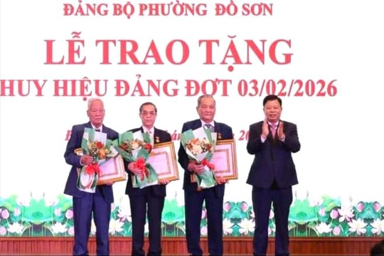 31 đảng viên phường Đồ Sơn vinh dự nhận Huy hiệu Đảng