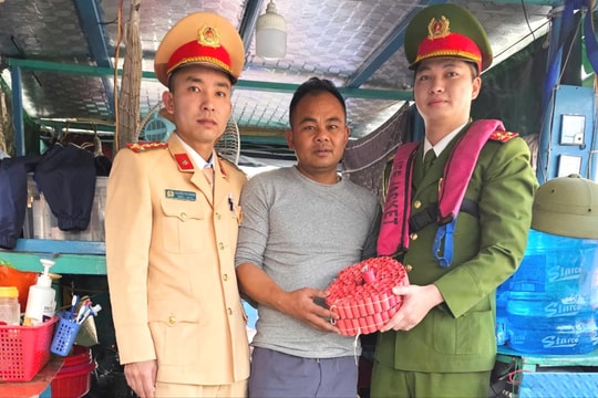 Một ngư dân sông Tam Bạc tự nguyện giao nộp pháo nổ