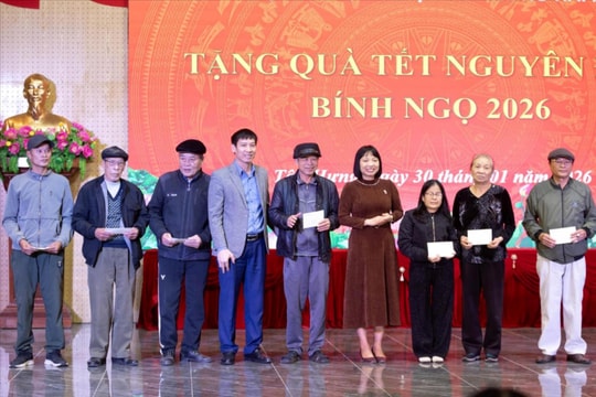Đoàn Đại biểu Quốc hội thành phố Hải Phòng tặng quà Tết nạn nhân chất độc da cam