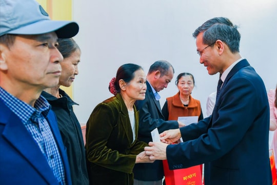 Thứ trưởng Bộ Nội vụ Cao Huy trao Huy hiệu Đảng và tặng quà Tết tại xã Hà Bắc