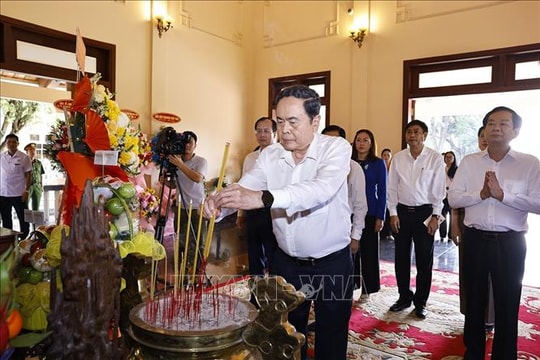 Chủ tịch Quốc hội Trần Thanh Mẫn dâng hương tưởng nhớ các lãnh đạo Đảng, Nhà nước