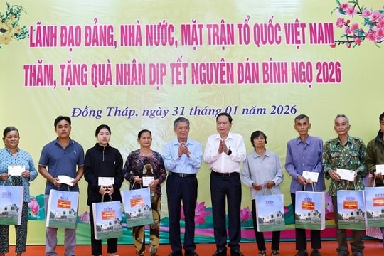 Chủ tịch Quốc hội Trần Thanh Mẫn tặng quà gia đình chính sách, hộ nghèo tỉnh Đồng Tháp
