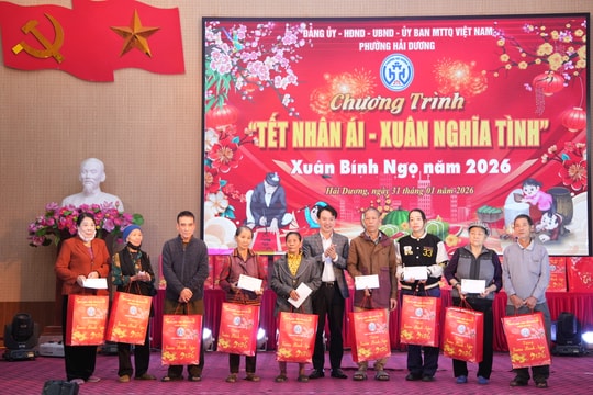 Phường Hải Dương trao quà 'Tết nhân ái - Xuân nghĩa tình'