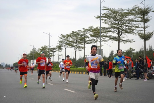 Hơn 22.000 người tham gia giải chạy tập thể 'Những bước chân khỏe đẹp'