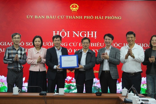 Candidate dossiers for National Assembly and Hai Phong City People’s Council deputies handed over
