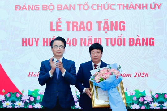 Phó Trưởng Ban Tổ chức Thành ủy Hải Phòng Phạm Quang Hiển nhận Huy hiệu 40 năm tuổi Đảng