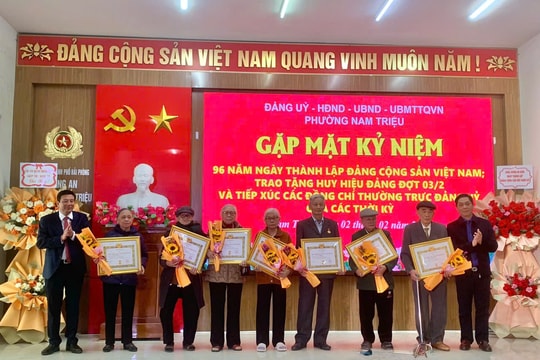 Phường Nam Triệu kỷ niệm 96 năm ngày thành lập Đảng, trao Huy hiệu Đảng đợt 3/2