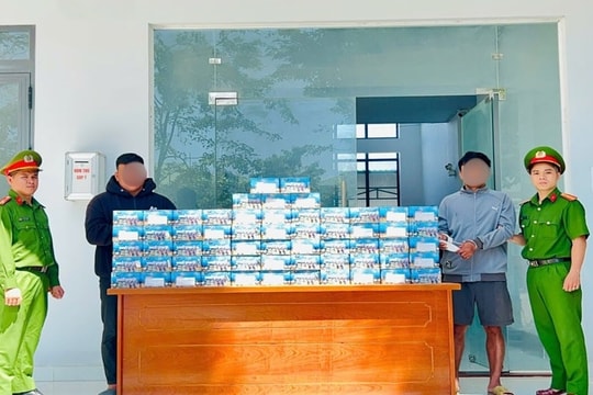 Bắt giữ 2 thanh niên vận chuyển hơn 100 kg pháo lậu bằng taxi