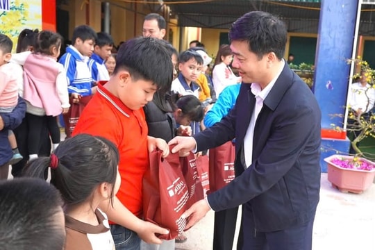 Kim Thành tặng 300 suất quà trong chương trình ‘Tết sum vầy – Xuân ơn Đảng’