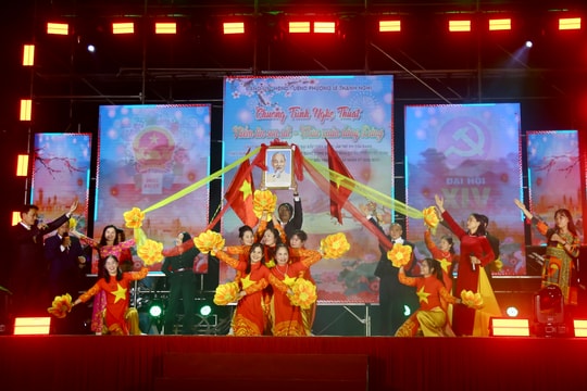 Ấn tượng chương trình nghệ thuật 'Niềm tin son sắt - Mùa xuân dâng Đảng' tại phố đi bộ Bạch Đằng