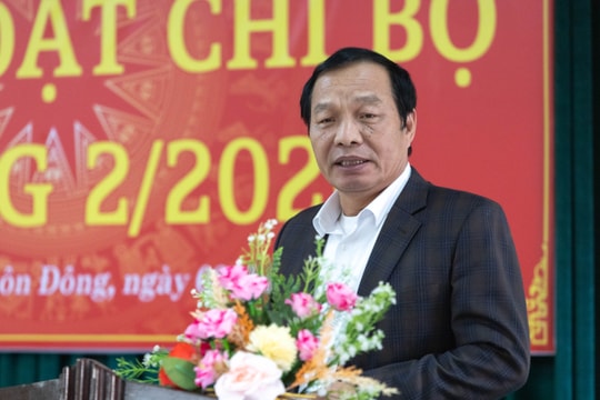 Đồng chí Chủ tịch HĐND thành phố Lê Văn Hiệu tặng quà Tết, dự sinh hoạt chi bộ tại xã Lai Khê