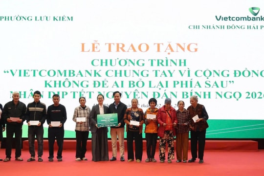 90 suất quà Tết trao tặng các hộ khó khăn phường Lưu Kiếm