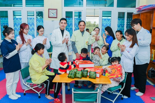 Bệnh viện Phục hồi chức năng Hải Dương chăm lo Tết cho người bệnh