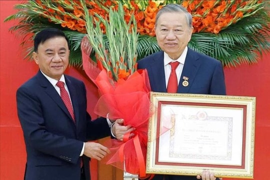 Trao Huy hiệu 45 năm tuổi Đảng tặng Tổng Bí thư Tô Lâm