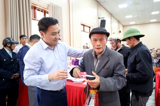 Trao quà Tết tới gia đình chính sách, người khó khăn ở các xã Chấn Hưng, Nguyễn Bỉnh Khiêm