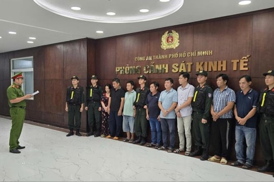 Phanh phui một đường dây làm xăng giả