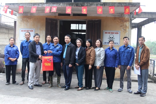 Tặng quà Tết động viên công nhân thủy lợi tại 33 trạm bơm