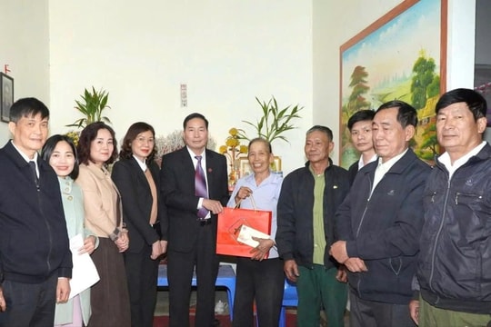 Cán bộ, công chức ngành tòa án Hải Phòng đóng góp mua quà Tết tặng hộ khó khăn ở phường Tứ Minh