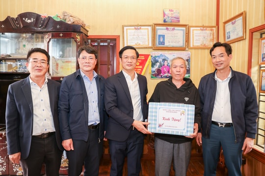 Đồng chí Phạm Văn Lập thăm, tặng quà Tết gia đình chính sách, hoàn cảnh khó khăn ở xã Tân Minh