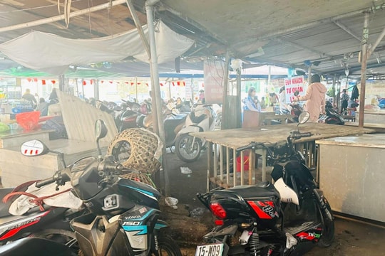 Lối đi bị thu hẹp, nguy cơ cháy nổ tại chợ Chu Văn An